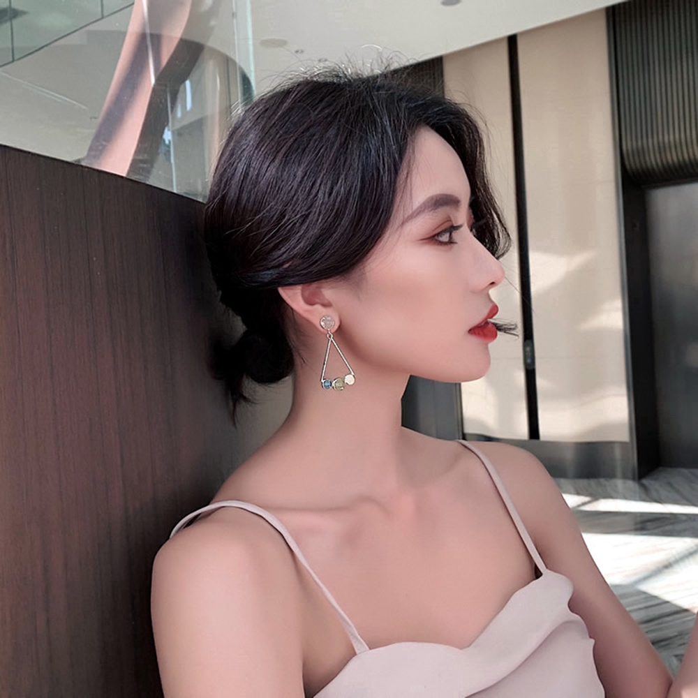 Bông tai hình tam giác màu vàng đồng đính đá sang trọng
