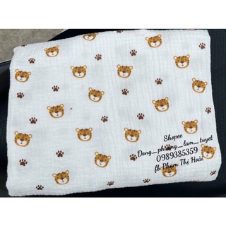 vải xô muslin bé trai chú hổ nền trắng