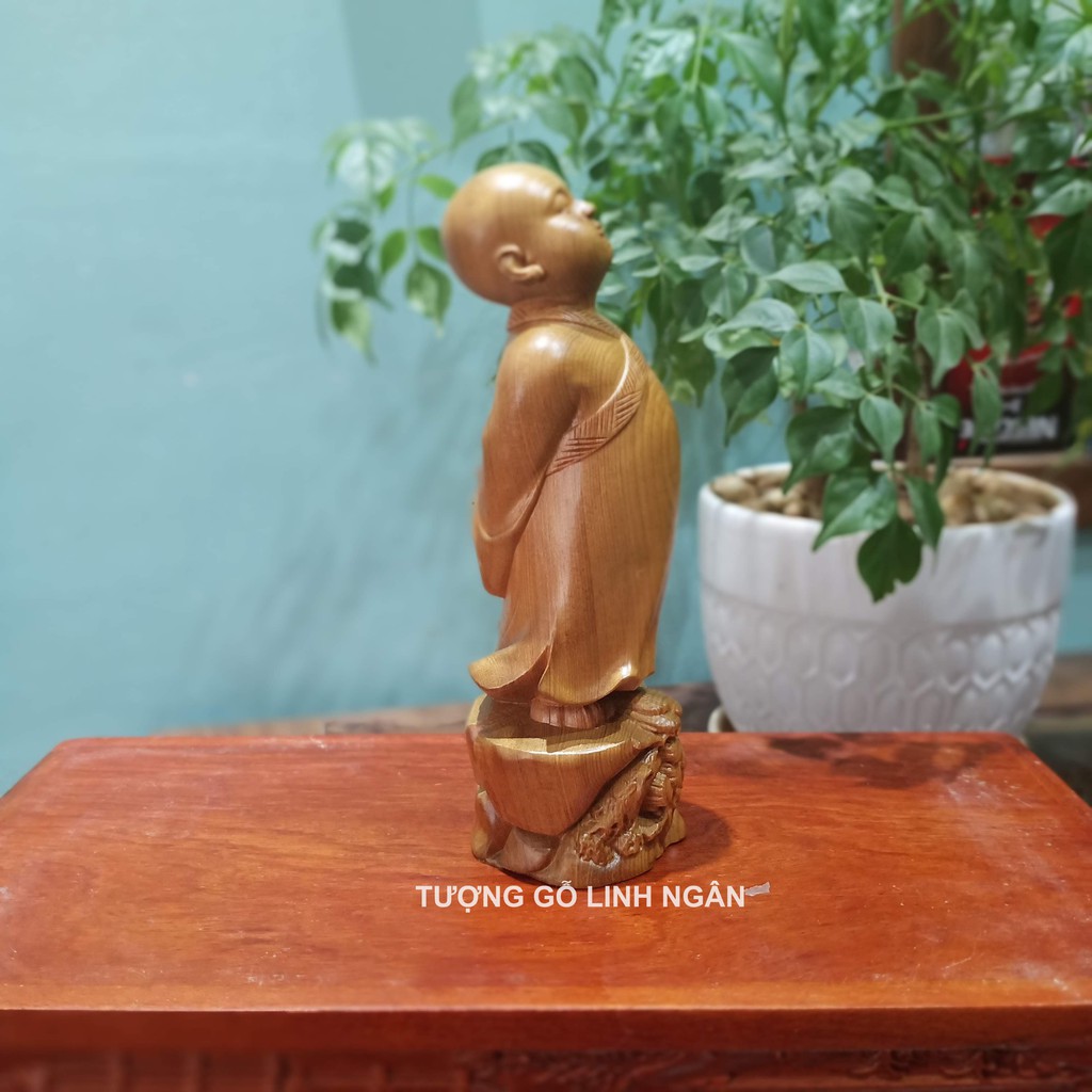 Tượng tuỳ duyên gỗ bách cao 15 cm