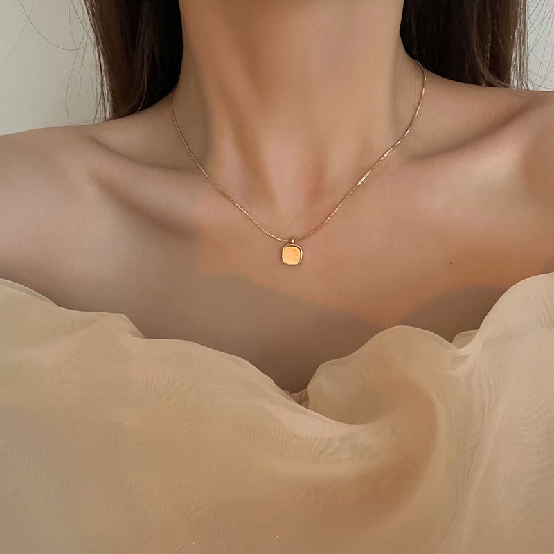 Vòng Cổ Nữ Thép Titan Không Gỉ Mặt Vuông Nhỏ Khoe Xương Quai Xanh Sang Trọng
