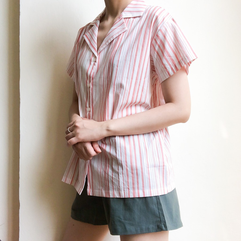 Bộ đồ mặc nhà nữ Áo Pyjama Thiết Kế Freemee Kẻ cam kết hợp cùng Quần Short trơn đũi màu rêu cực mát và mềm mịn