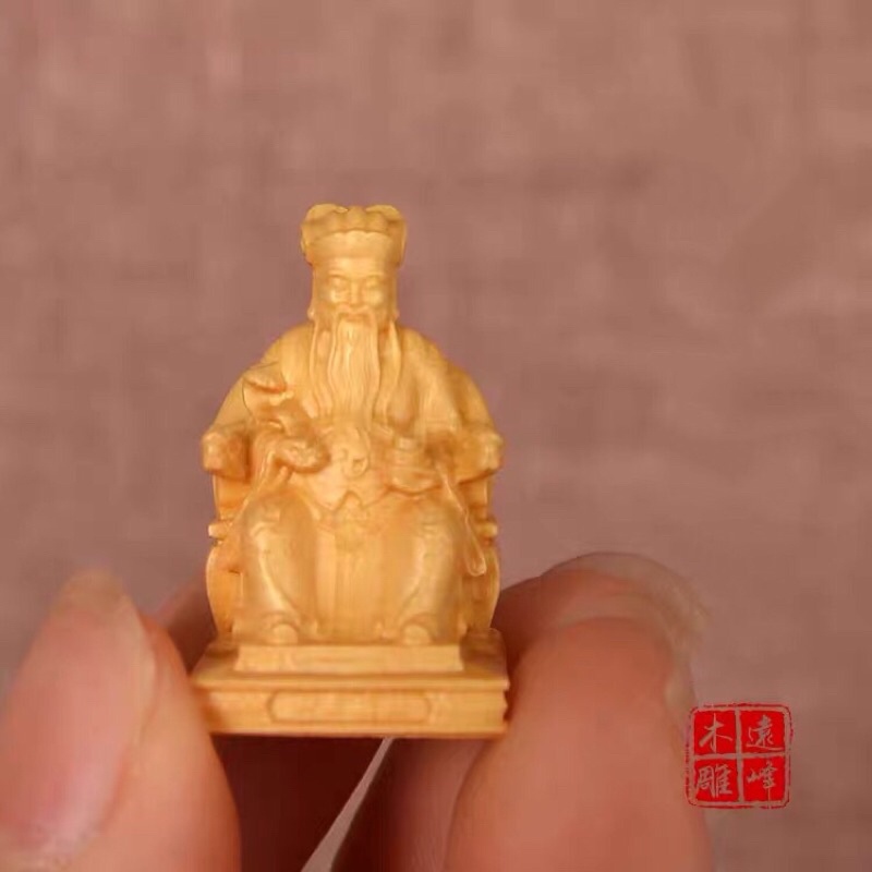 Tượng gỗ: Thần Tài- chắc cũng là phiên bản siêu mini nhất rồi.