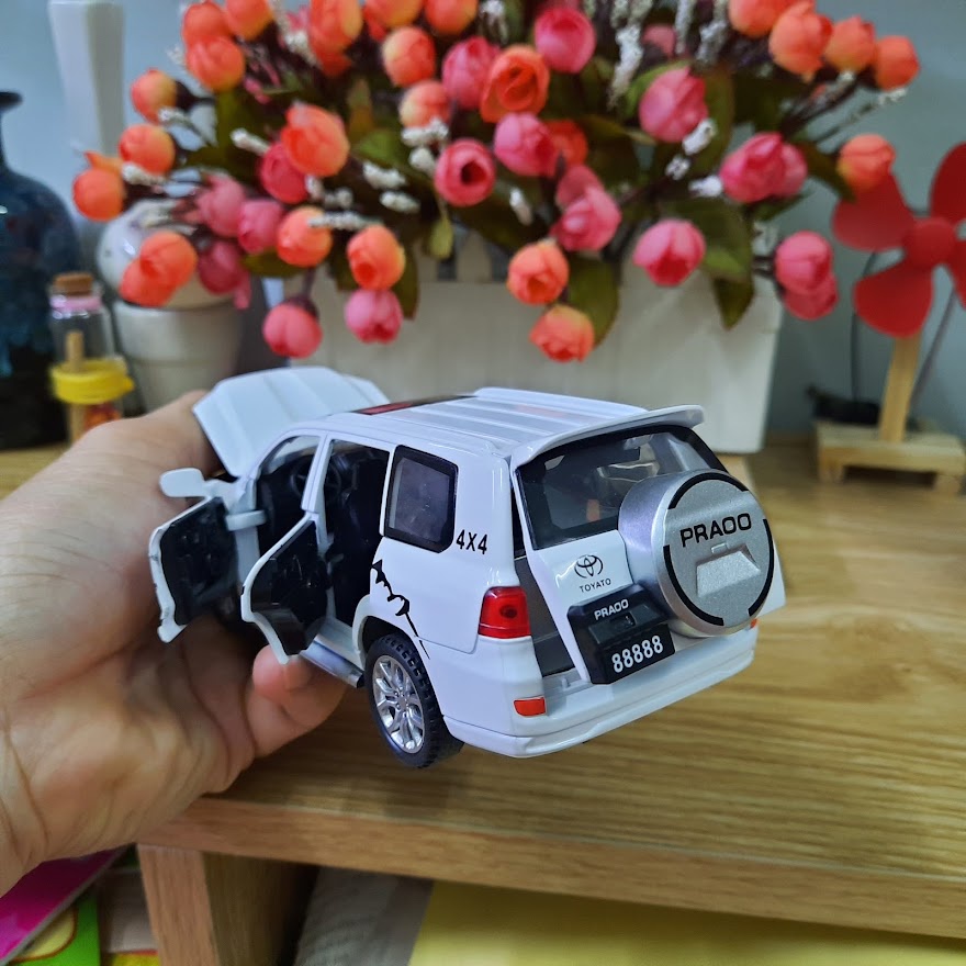 Xe ô tô mô hình Landcruiser Prado tỉ lệ 1:32 bằng kim loại có âm thanh và đèn mở được các cửa xe