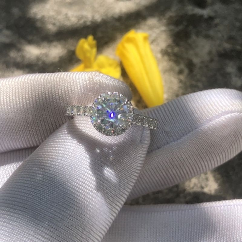 Nhẫn Moissanite: Viên chủ Moissanite 5,4ly, viên tấm Moissanite 2ly; Bạc mạ bạch kim