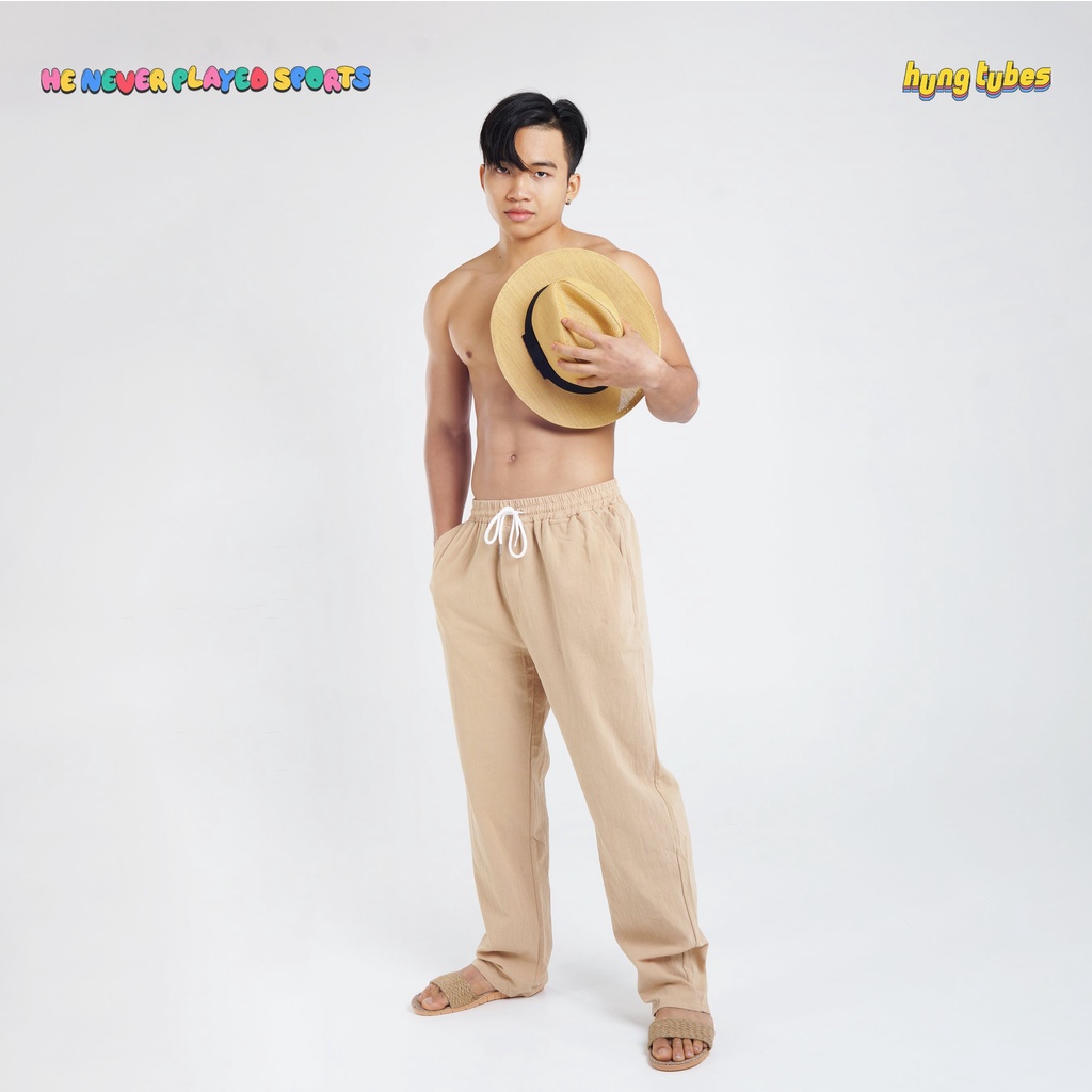 Quần dài linen đi biển mặc cùng sơ mi đũi Hungtubes.