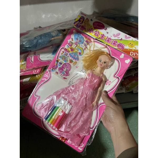 Đồ chơi búp bê cho bé - búp bê barbie, búp bê này kèm túi tập tô màu SHOP MẸ BÚN