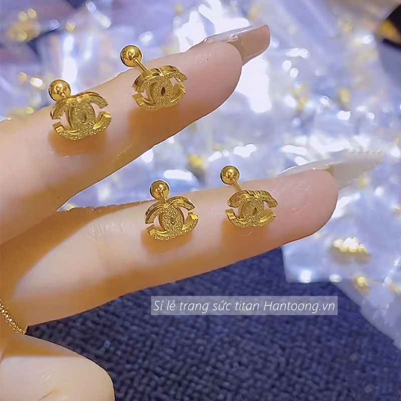 Khuyên tai nữ bằng titan không gỉ mạ vàng 18k phun cát lấp lánh thiết kế thời trang