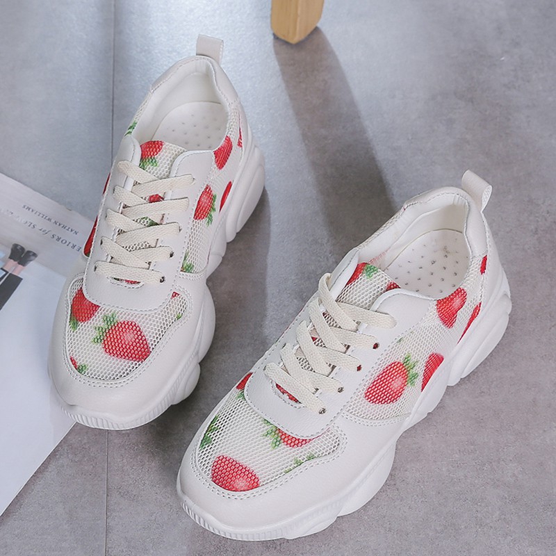 Giày sneaker thoáng khí hình dâu tây cho nữ