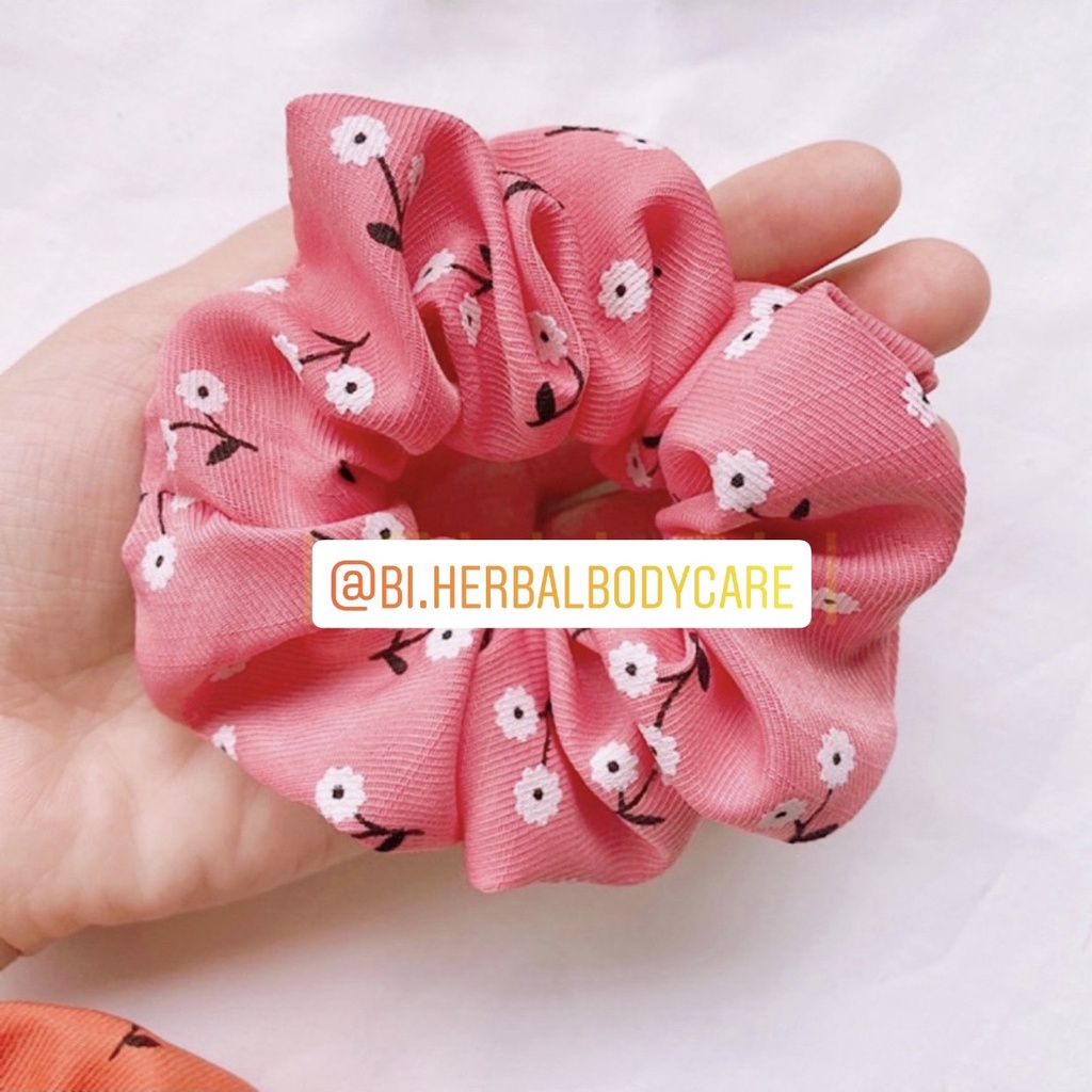 [Hàng thiết kế] Scrunchies cột tóc, buộc tóc vải họa tiết hoa nhí màu trắng dễ thương cho bạn gái handmade