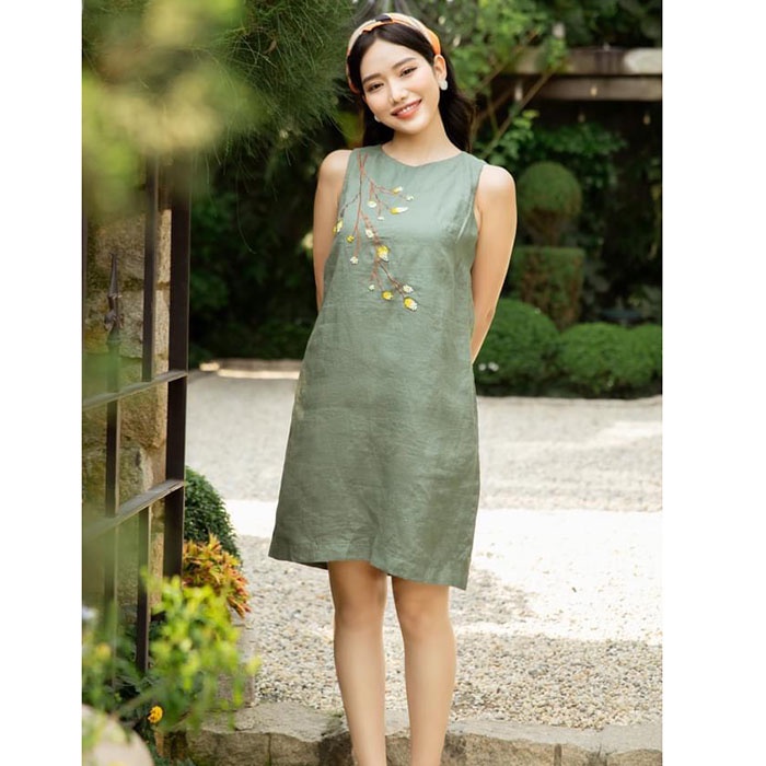 (TỔNG KHO LÂM ANH CHUYÊN SỈ) Đầm suông sát nách linen tưng premium thêu hoa mai sang trọng - Xanh rêu