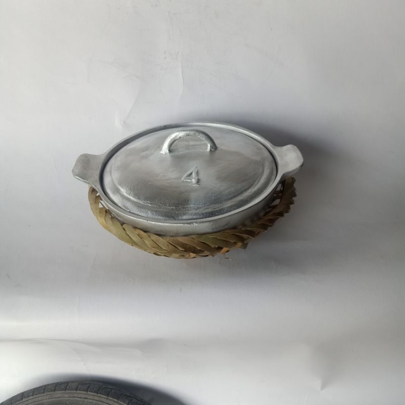 Nồi gang kho thịt , cá  đường kính 20 cm đã được mài bóng bên trong