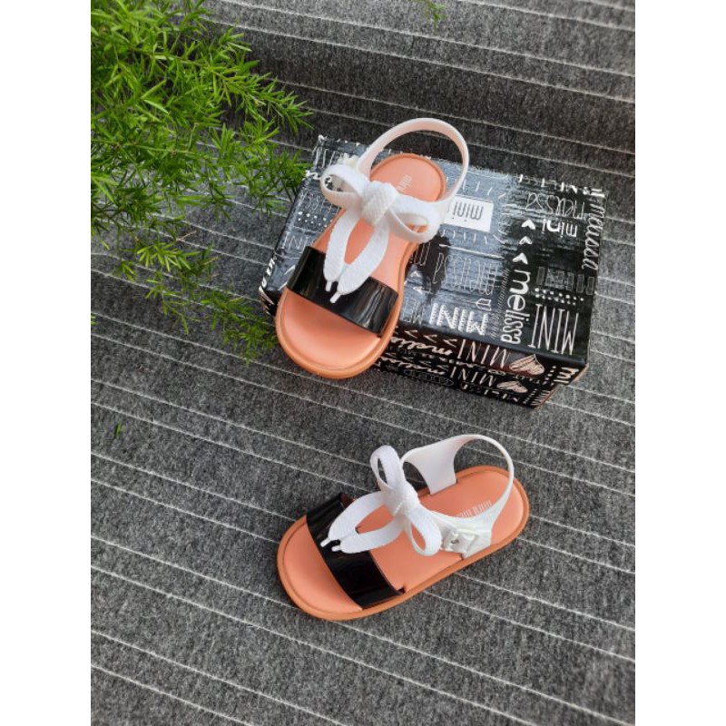 Giày xuất cho bé