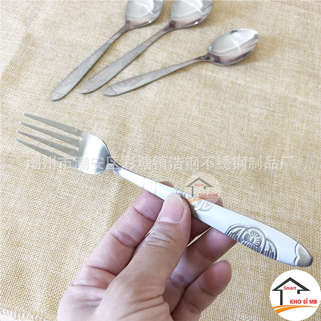 Dĩa inox ăn hoa quả, nĩa inox ăn trái cây cán dài in hoa văn- hàng đẹp - kho sỉ mb