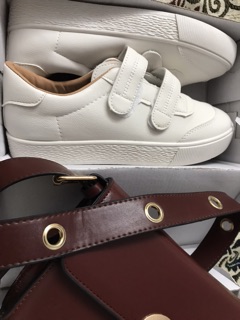 Giày sneaker siêu hot.