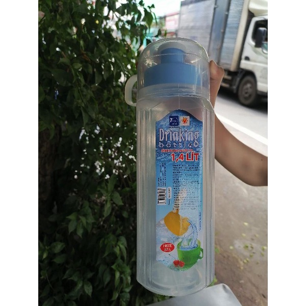 Bình đựng nước 1400ml có kèm ly tiện lợi