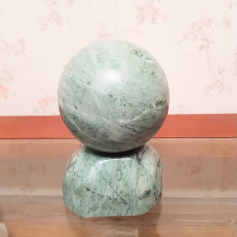 Quả cầu đá tự nhiên màu xanh phong thủy mệnh Hỏa Mộc