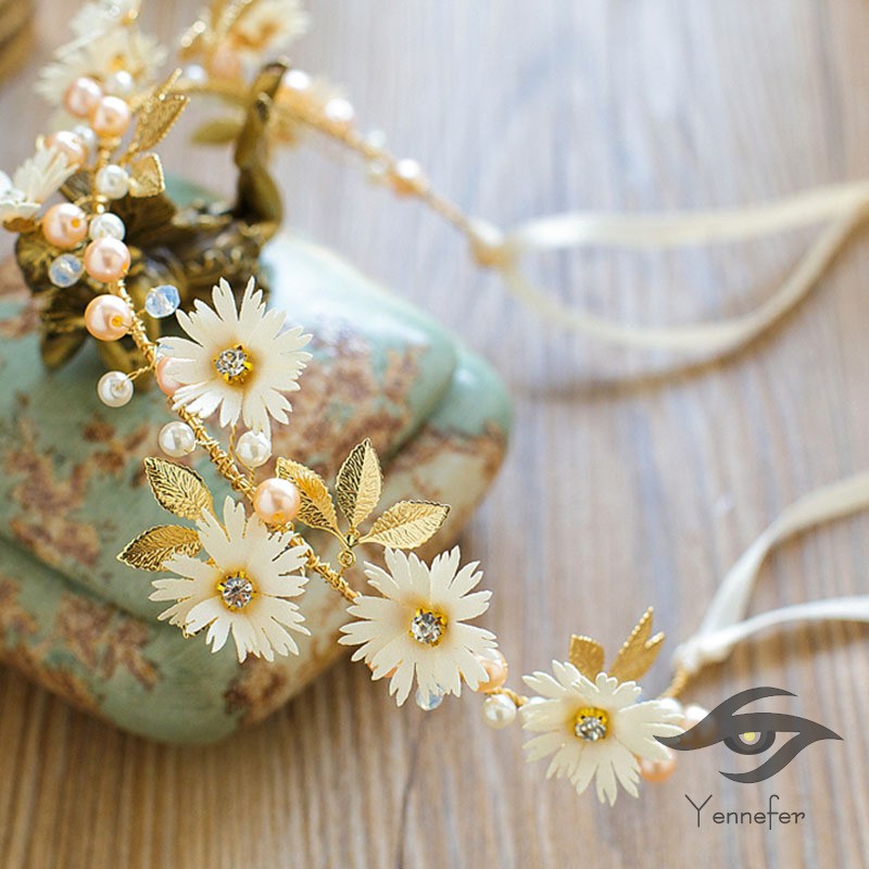 Cài tóc hoa xinh xắn trang trí kiểu tóc cho cô dâu