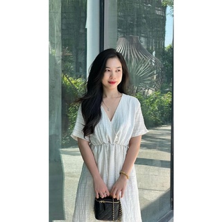 Đầm trắng cổ V
