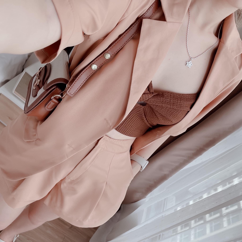 Set bộ đồ nữ áo 2 dây xoắn ngực mix áo khoác vest ngắn tay sang chảnh với tone màu tôn da dành cho các nàng đi làm