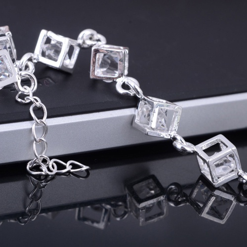Vòng tay mạ bạc thiết kế kết nối khối vuông chứa hạt đá lấp lánh xinh xắn dành cho nữ
