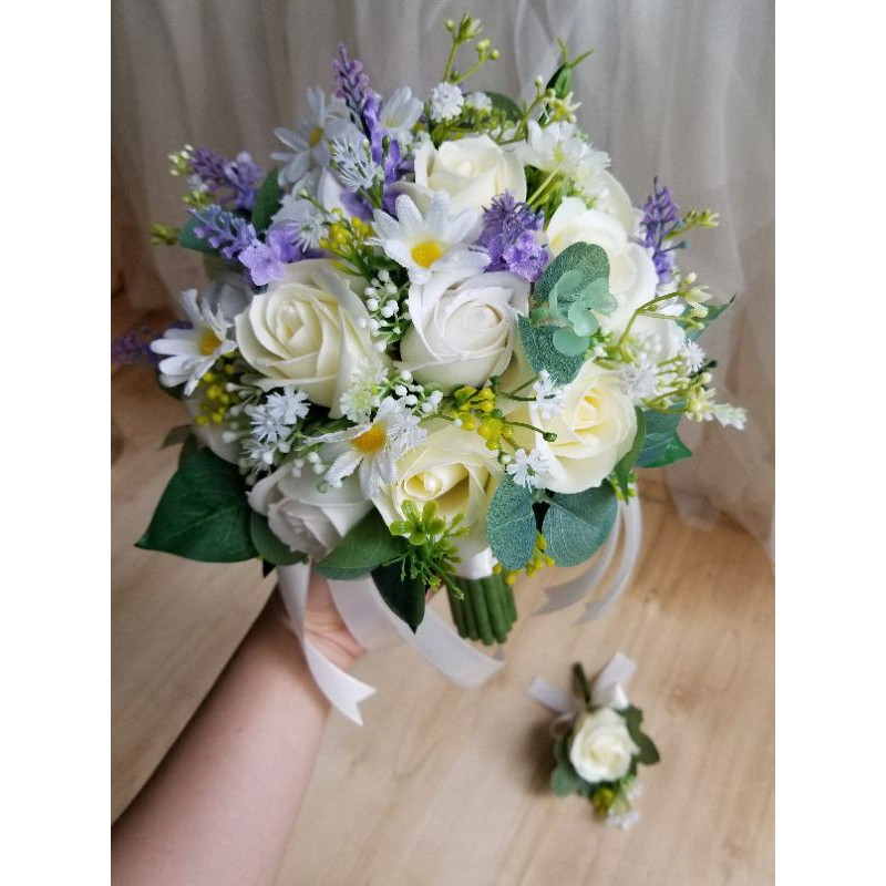 BÓ HOA CƯỚI CẦM TAY CÔ DÂU HOA HỒNG SÁP MÀU KEM VÀ LAVENDER TÍM ĐIỂM CÚC HỌA MI VẢI. TẶNG KÈM HOA CÀI ÁO CHÚ RỄ