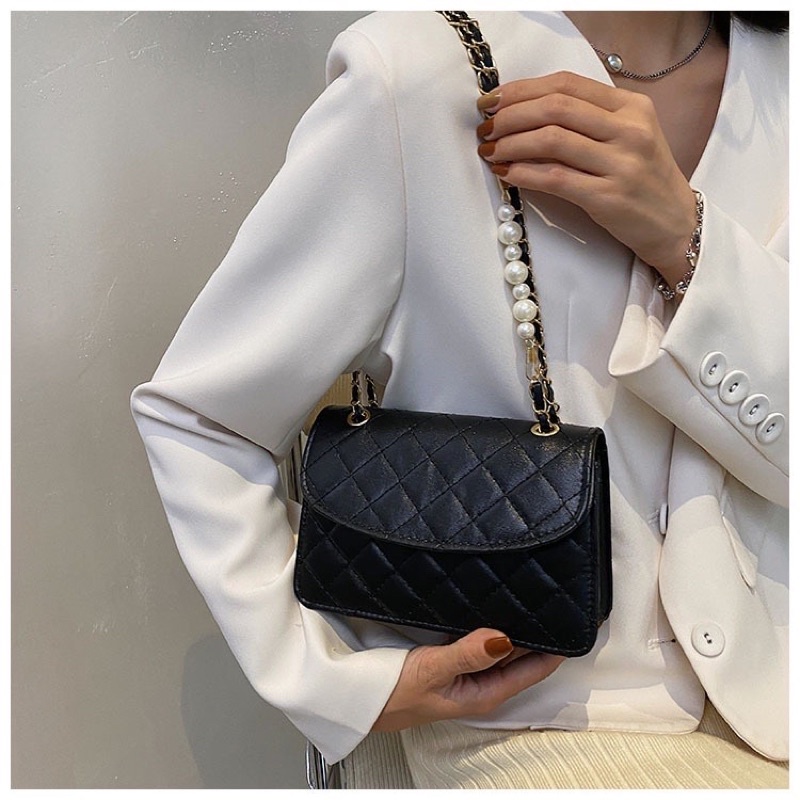 Túi xách nữ đeo chéo kẹp nách da thêu có nắp dây xích phối hạt ngọc nhân tạo.