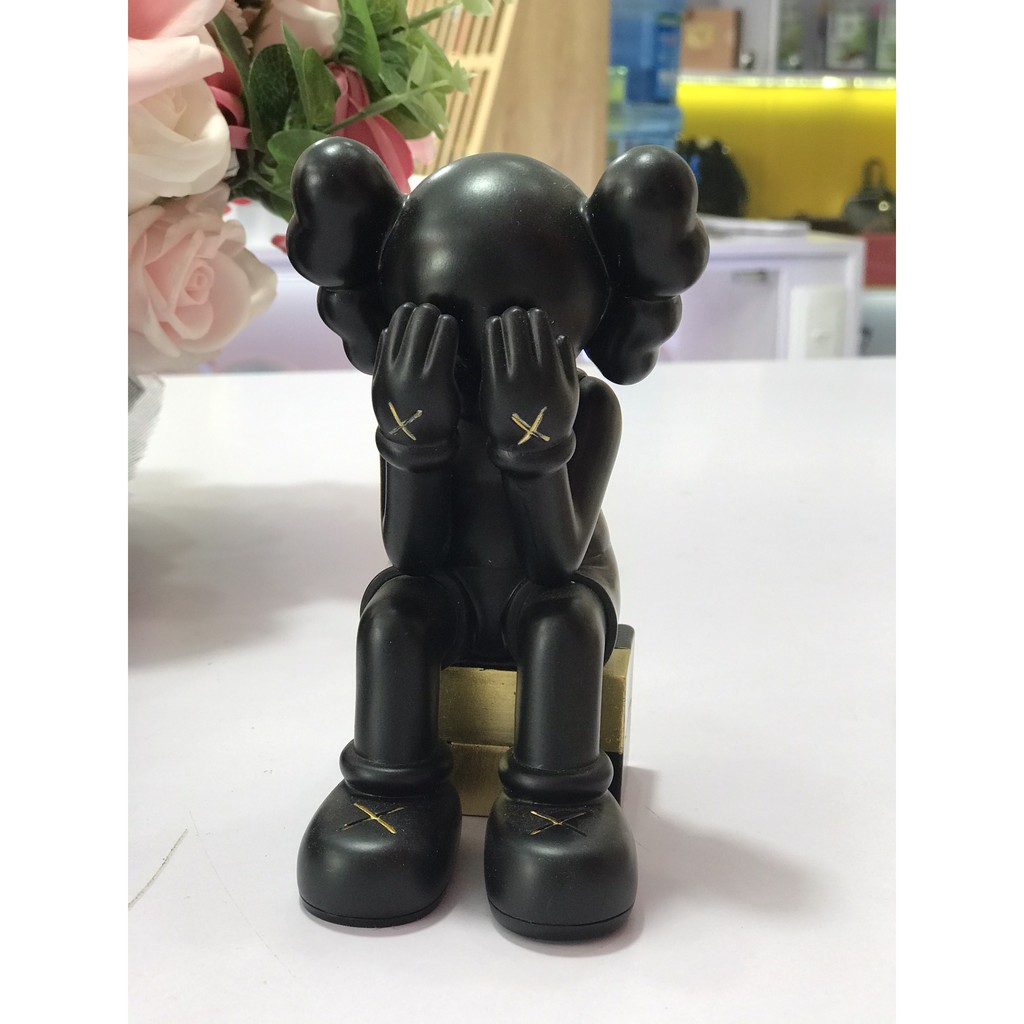 BỘ MÔ HÌNH KAWS REAL MÀU ĐEN CÓ 4 TƯ THẾ KHÁC NHAU KÍCH CỠ TỪ NHỎ ĐẾN LỚN 28CM