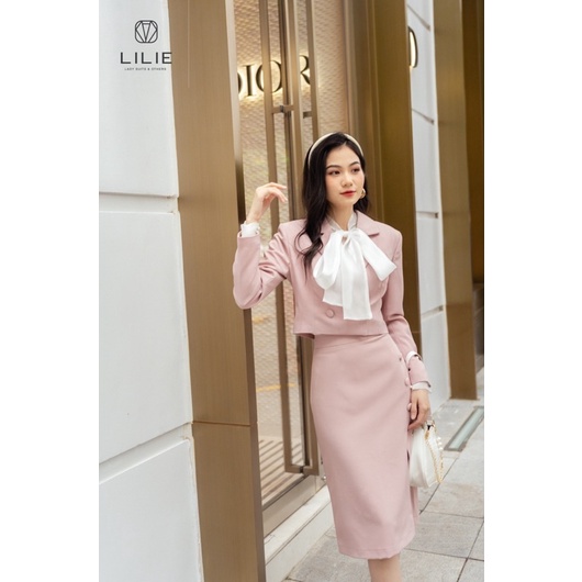 Blazer croptop 4 cúc hồng baby và chân váy bút chì hồng xẻ