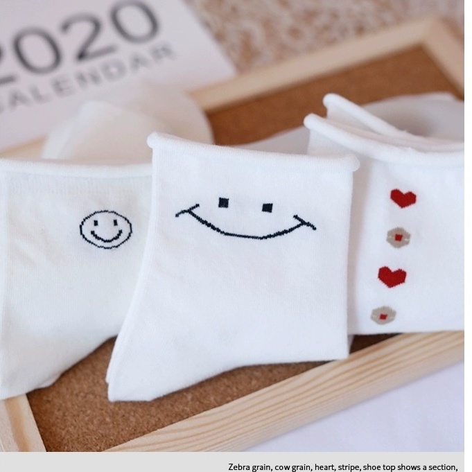 Vớ Smile trắng xoăn cổ cao