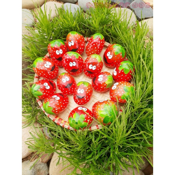 Dâu tây cute trên đá cuội vẽ tay