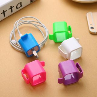 Bọc củ sạc dựa tường