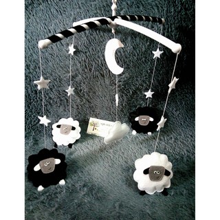 Treo nôi trắng đen cừu xinh cho bé sơ sinh