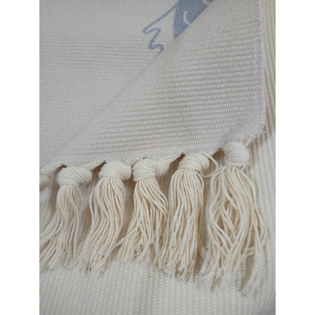 Thảm trải sàn cạnh giường, dưới chân ghế sofa hàng thiết kế bắt mắt, ấn tượng