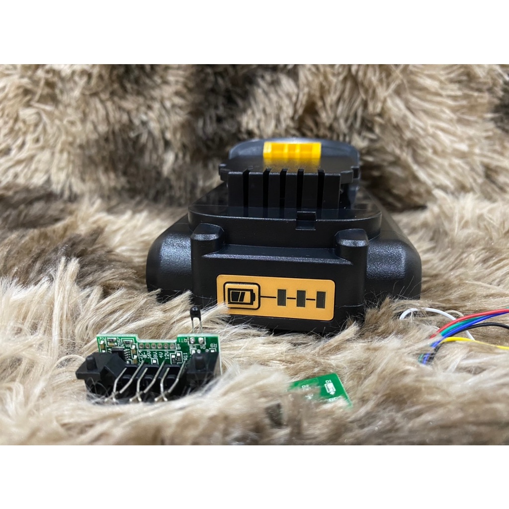 Vỏ mạch Dewalt 18V Li-ion 1 hàng cell 21700 , có Led báo, nhận sạc zin. BN.