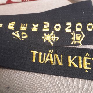 Đai đen Taekwondo có thêu tên.