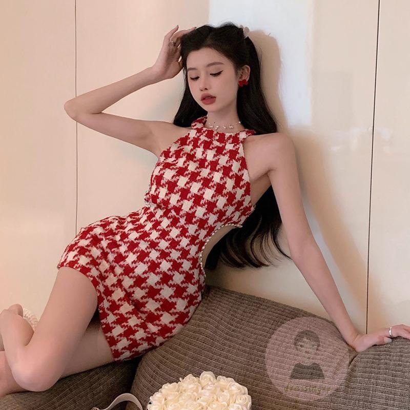 Đầm Dáng Ôm Sát Nách Cổ Yếm Khoét Lỗ Đính Đá Lấp Lánh