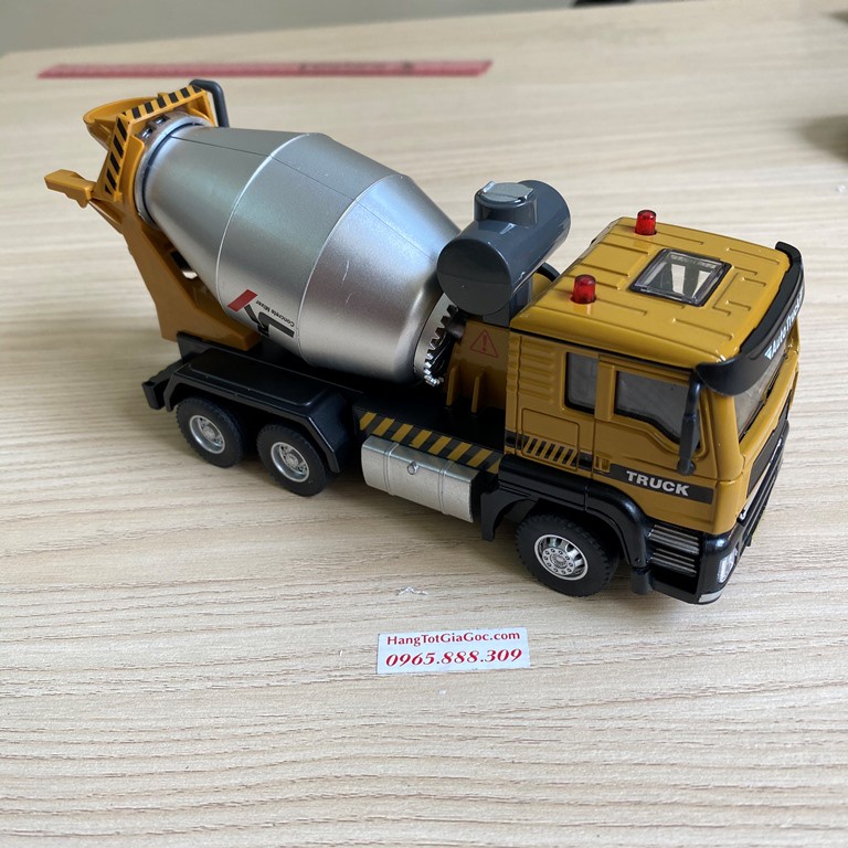 Mô hình xe bồn chở bê tông tỉ lệ 1:50 bằng hợp kim chạy bằng cót, có đèn và còi –