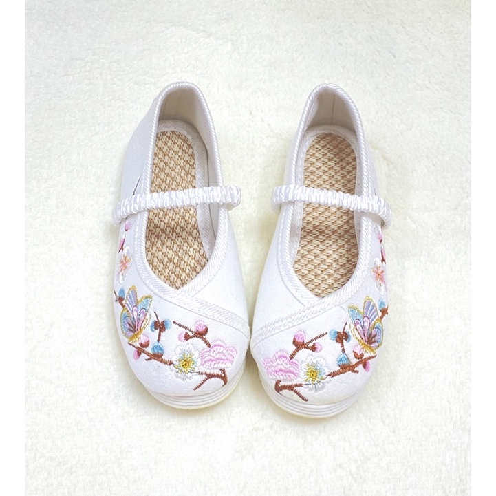 Giày thêu hoa cổ trang cho bé