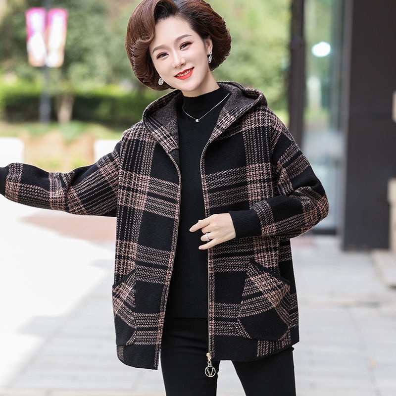 Áo len dệt kim của phụ nữ trung niên và cao tuổi mùa thu và mùa đông cộng với áo khoác kẻ sọc cỡ lớn
