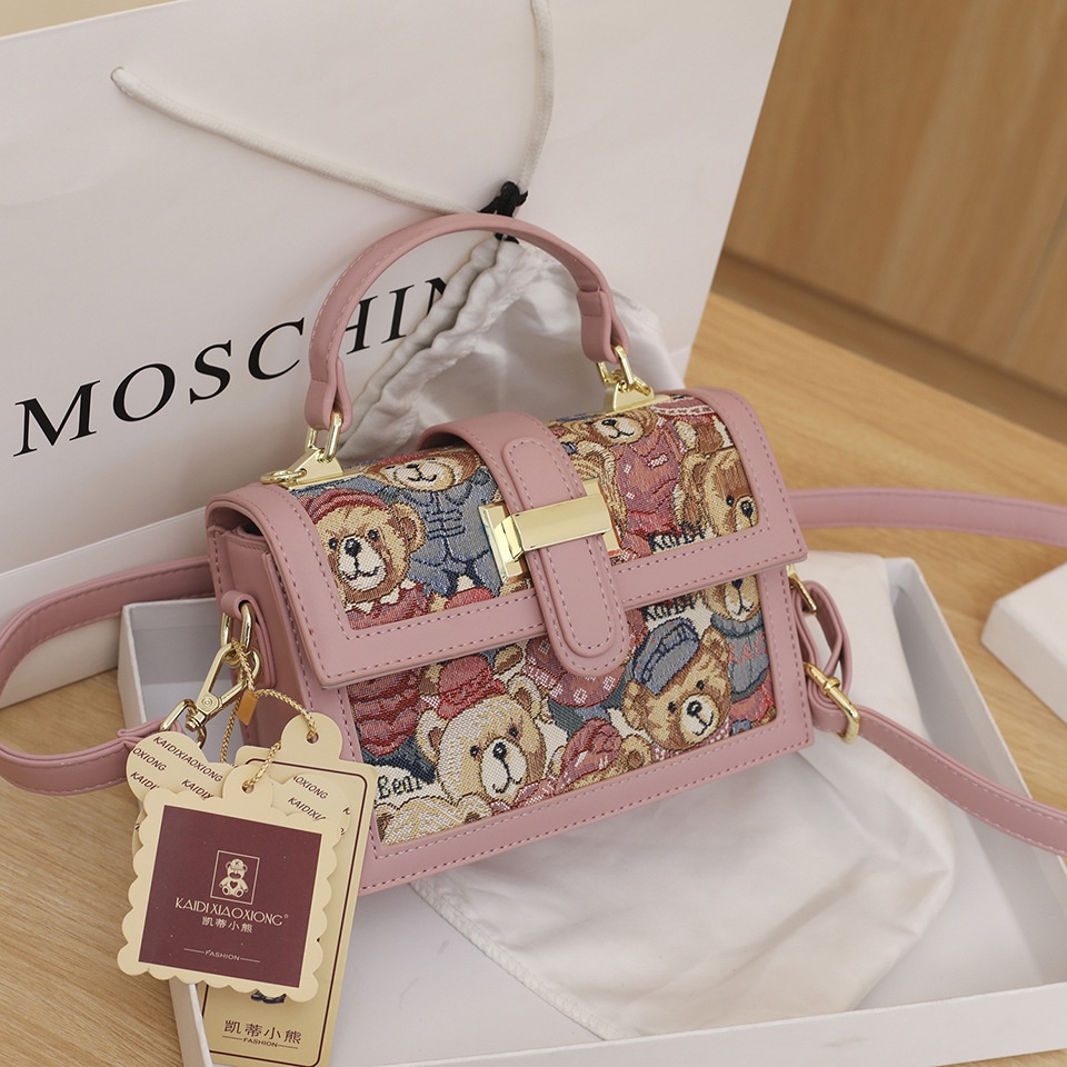 Túi Xách Dáng Vuông Nhỏ Thêu Hình Gấu Katy Cao Cấp Dễ Phối Đồ