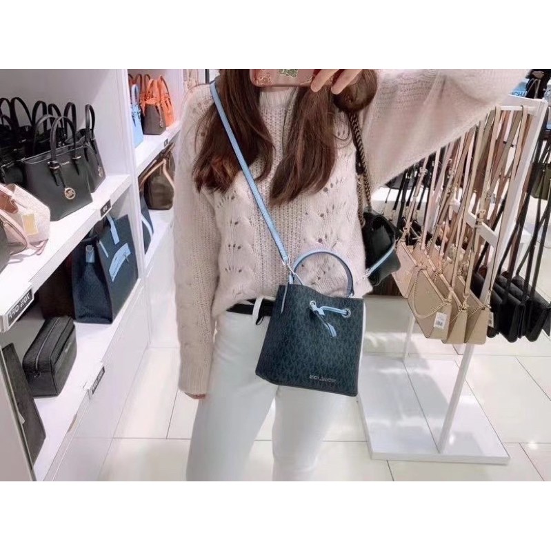 Túi đeo chéo nữ michael kors