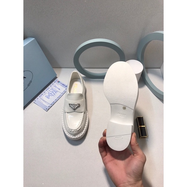 Giày lười đế cao nữ da trơn bóng logo tam giác đính hoạ tiết prada