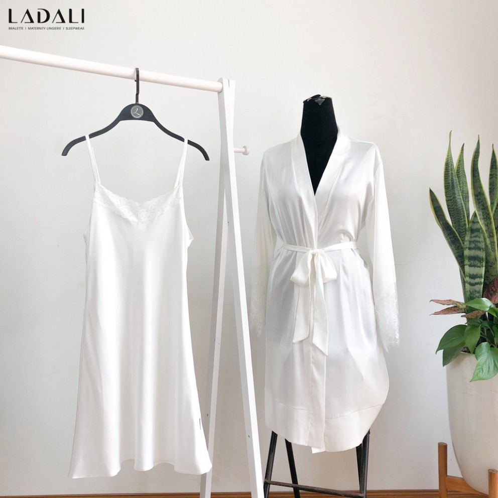 Áo Choàng Lụa Trắng Phối Ren Tay Cao Cấp Dáng Kimono Buộc Đai Ladali | BigBuy360 - bigbuy360.vn