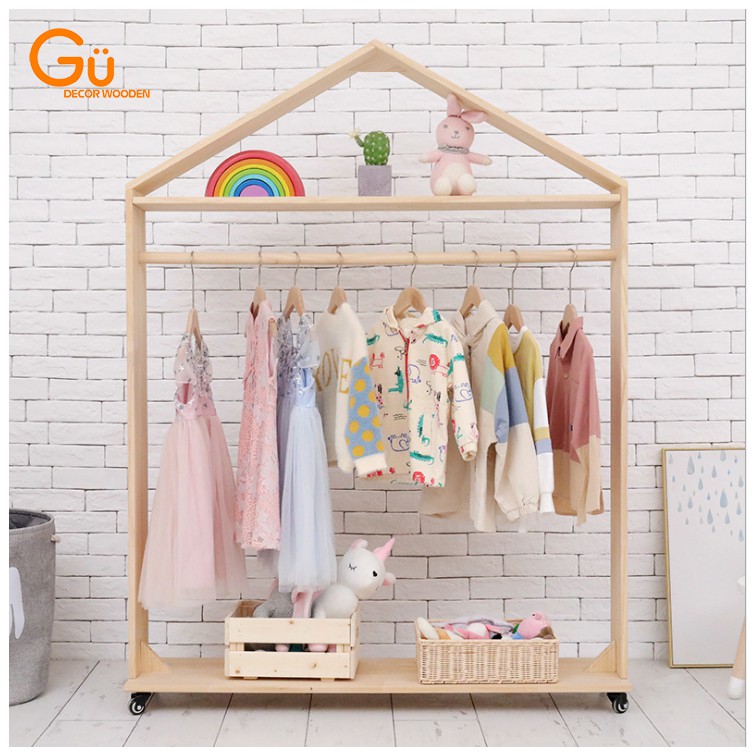 Kệ gỗ treo đồ Kệ treo quần áo shop trẻ em GU DECOR WOODEN giá treo quần áo có bánh xe trang trí shop thời trang