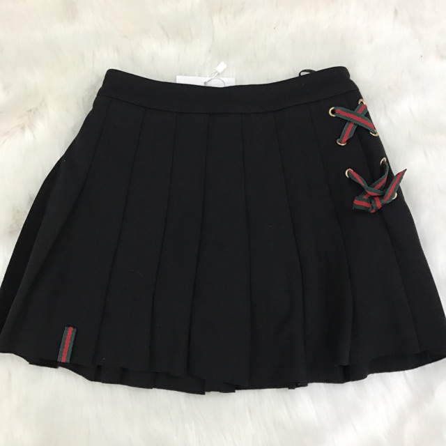 chân váy xếp ly bé gái,chất uni dày dặn cực đẹp,bên trong có luôn chip đùi nên bé có thể chạy nhảy t