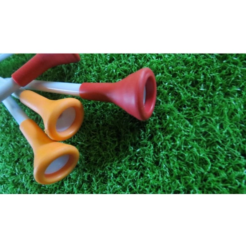 Tee golf đỡ bóng golf