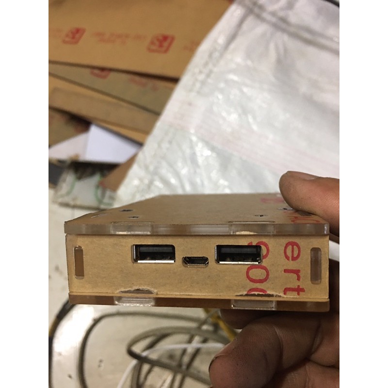 Box sạc dự phòng 6 cell 18650 bằng mica, có màn hình báo %