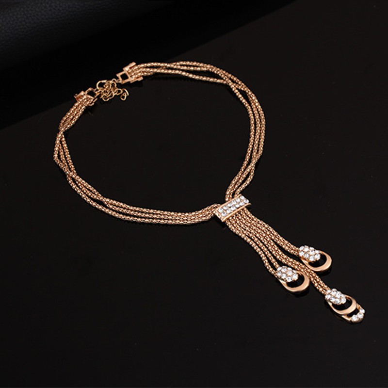 Bộ trang sức đính đá gồm dây chuyền và vòng tay nhiều lớp, đôi khuyên tai và nhẫn kiểu dáng độc đáo cho nữ