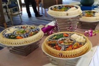 Khay đựng đồ ăn ( tặng kèm khay mây)