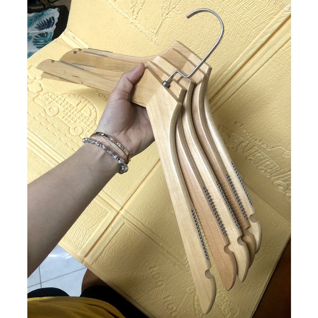 Móc gỗ treo quần áo gỗ vàng vai đệm đầu móc dẹp 44cm ( bộ 10 móc )
